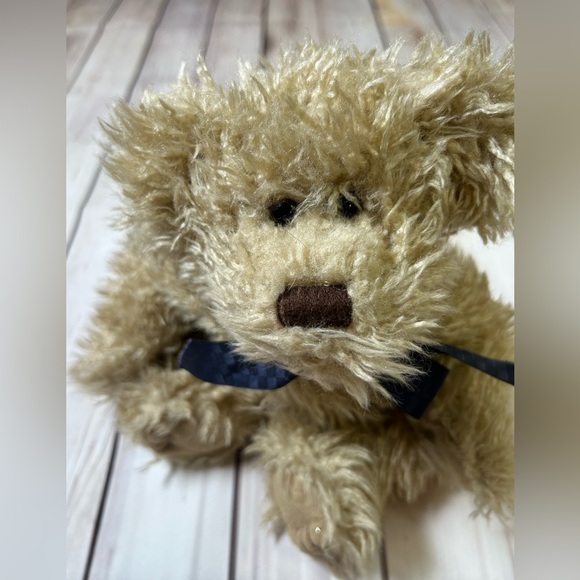 Vintage Boyd’s Bear. Fluffy Cream Plush Bear w/ Navy Bow. - Picture 5 of 9